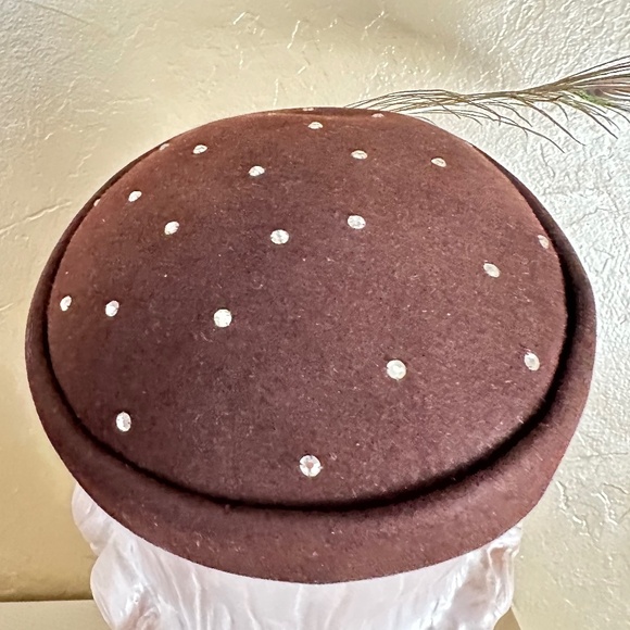 SEDUCTIVE 1950s\' BROWN FELT COCKTAIL HAT - RHINESTONES  &  LONG PEACOCK FEATHER